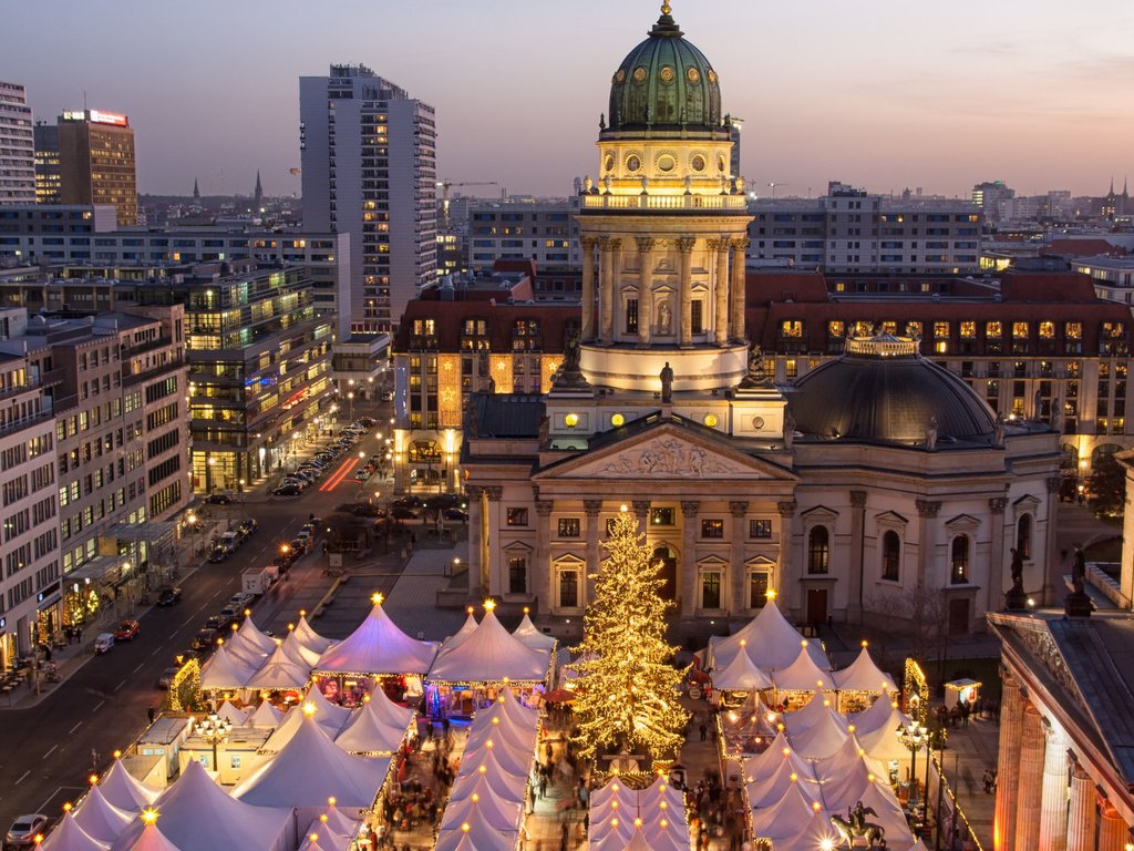 Обои огни, рождество, новый год, xmas, берлин, елка, дезайн, украшения, ноч, города, счастливого рождества, город, улица, игрушки, lights, christmas, new year, berlin, tree, design, decoration, night, city, merry christmas, the city, street, toys разрешение 2112x1188 Загрузить