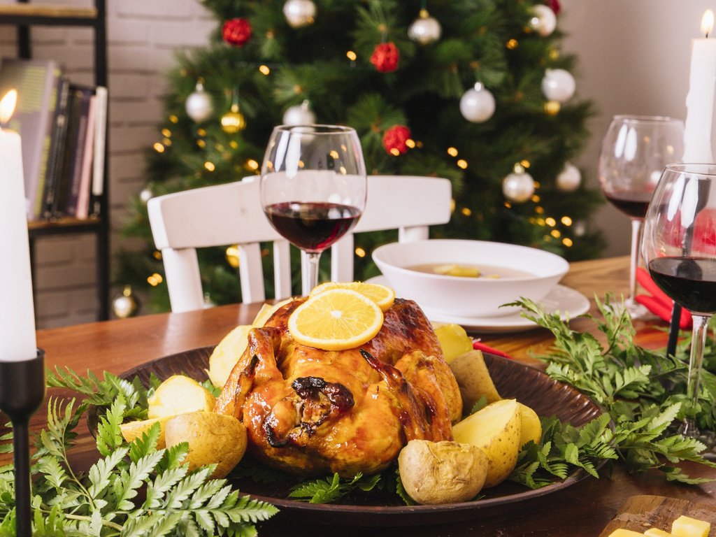Обои ель, вино, бокалы, праздник, курица, картофель, spruce, wine, glasses, holiday, chicken, potatoes разрешение 2112x1188 Загрузить