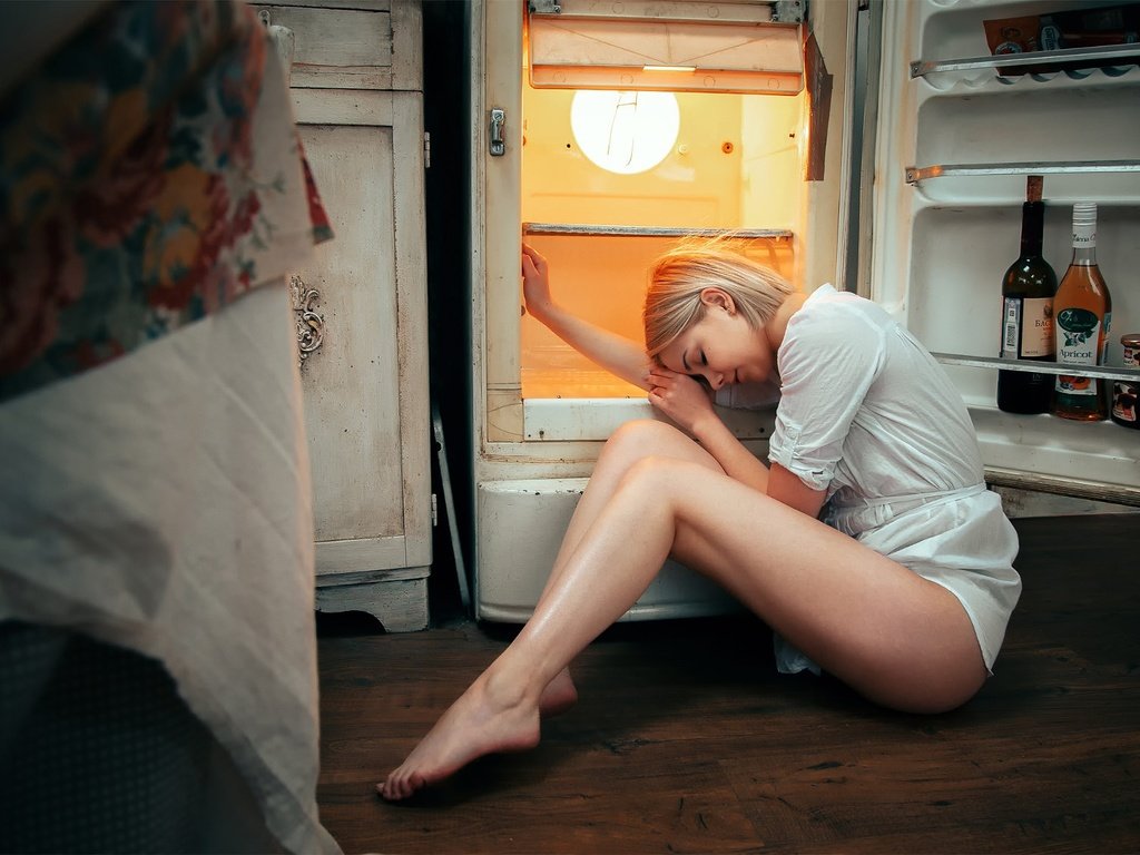 Обои девушка, ножки, всё, холодильник, каюк, чего, делать, girl, legs, all, refrigerator, skiff, what, to do разрешение 2000x1125 Загрузить