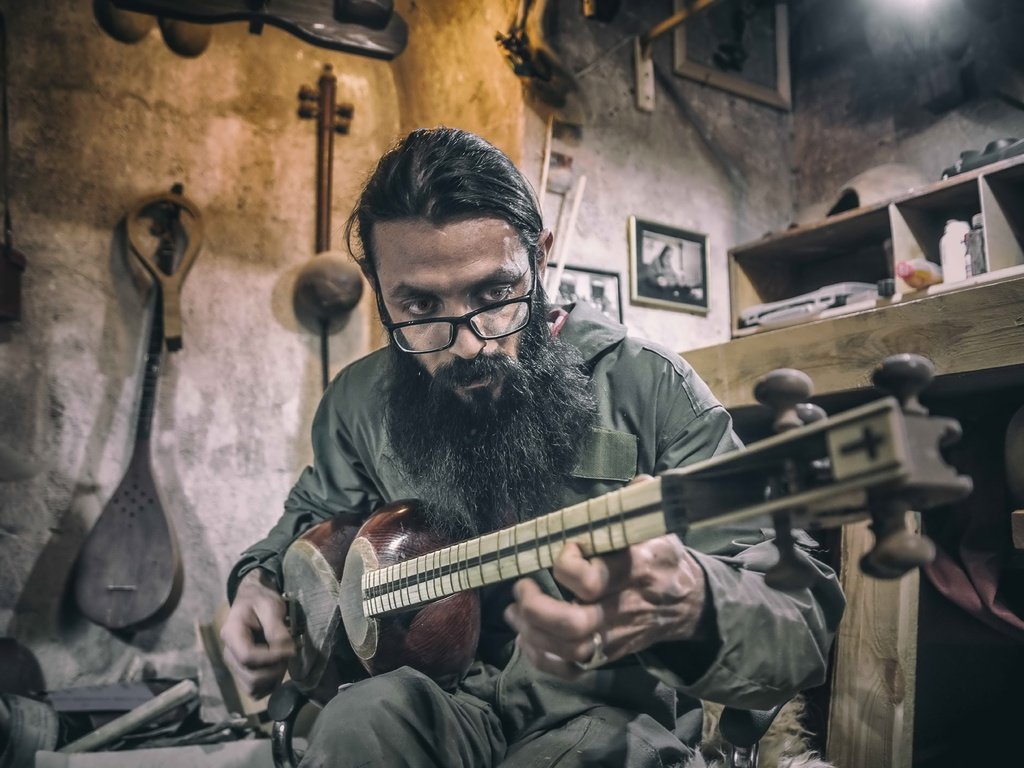 Обои очки, струны, мужчина, музыкант, борода, музыкальный инструмент, иран, glasses, strings, male, musician, beard, musical instrument, iran разрешение 6016x4016 Загрузить