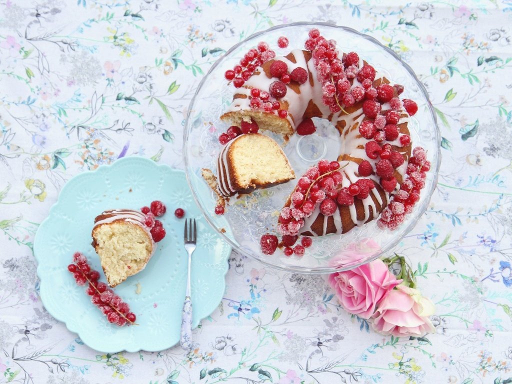 Обои розы, выпечка, красная смородина, десерт, глазурь, смородина, кекс, roses, cakes, red currant, dessert, glaze, currants, cupcake разрешение 2000x1333 Загрузить