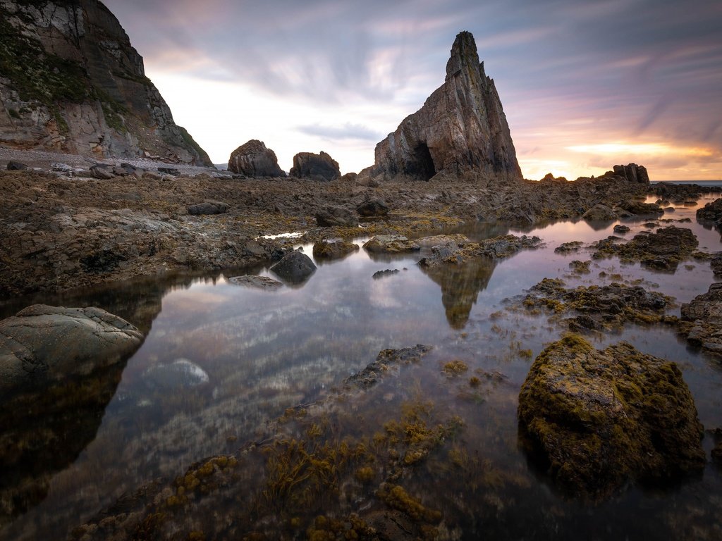 Обои небо, вечер, скалы, камни, берег, отражение, море, the sky, the evening, rocks, stones, shore, reflection, sea разрешение 3840x2160 Загрузить