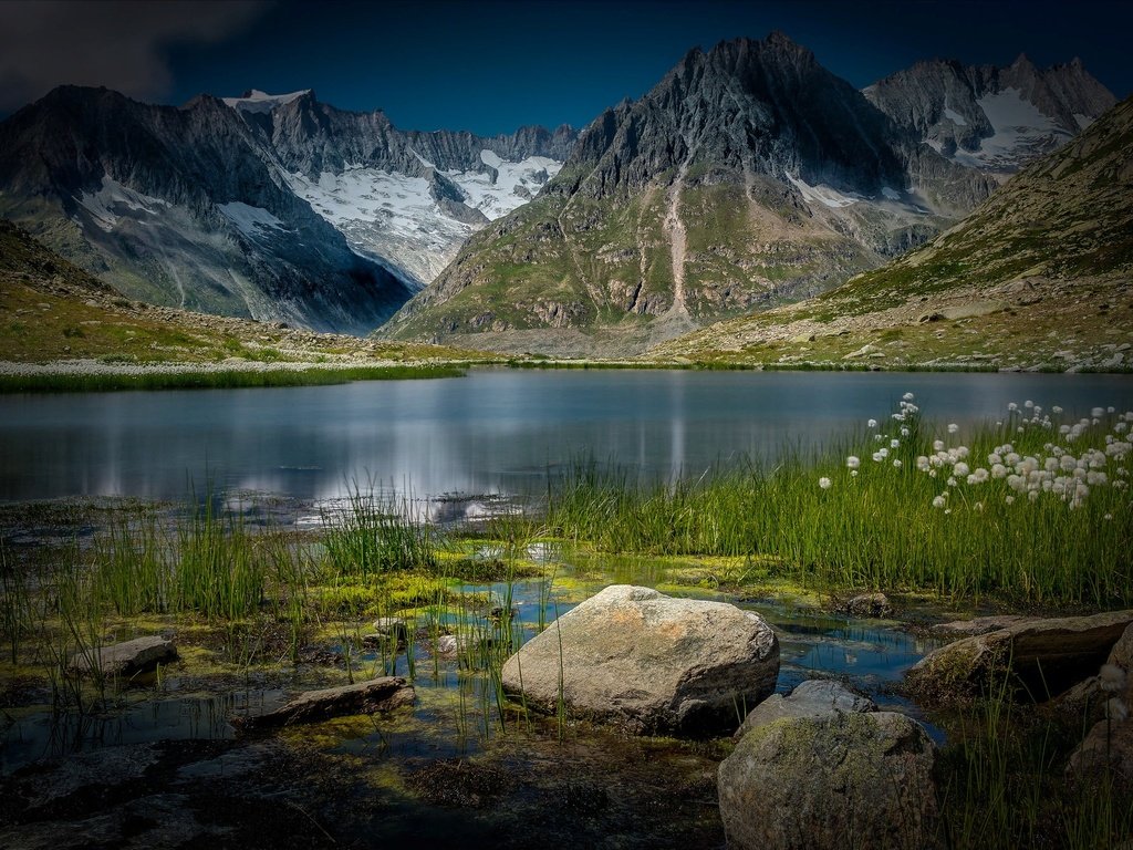 Обои трава, озеро, горы, природа, камни, пейзаж, швейцария, grass, lake, mountains, nature, stones, landscape, switzerland разрешение 2040x1345 Загрузить