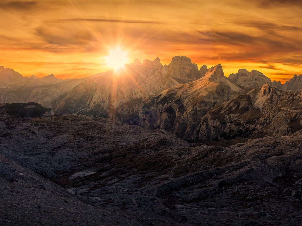 Обои горы, скалы, солнце, закат, панорама, доломиты, mountains, rocks, the sun, sunset, panorama, the dolomites разрешение 5065x1974 Загрузить