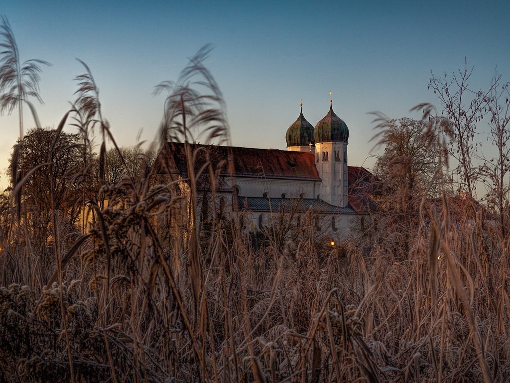 Обои небо, храм, утро, поле, осень, церковь, архитектура, сухая трава, the sky, temple, morning, field, autumn, church, architecture, dry grass разрешение 3840x2160 Загрузить