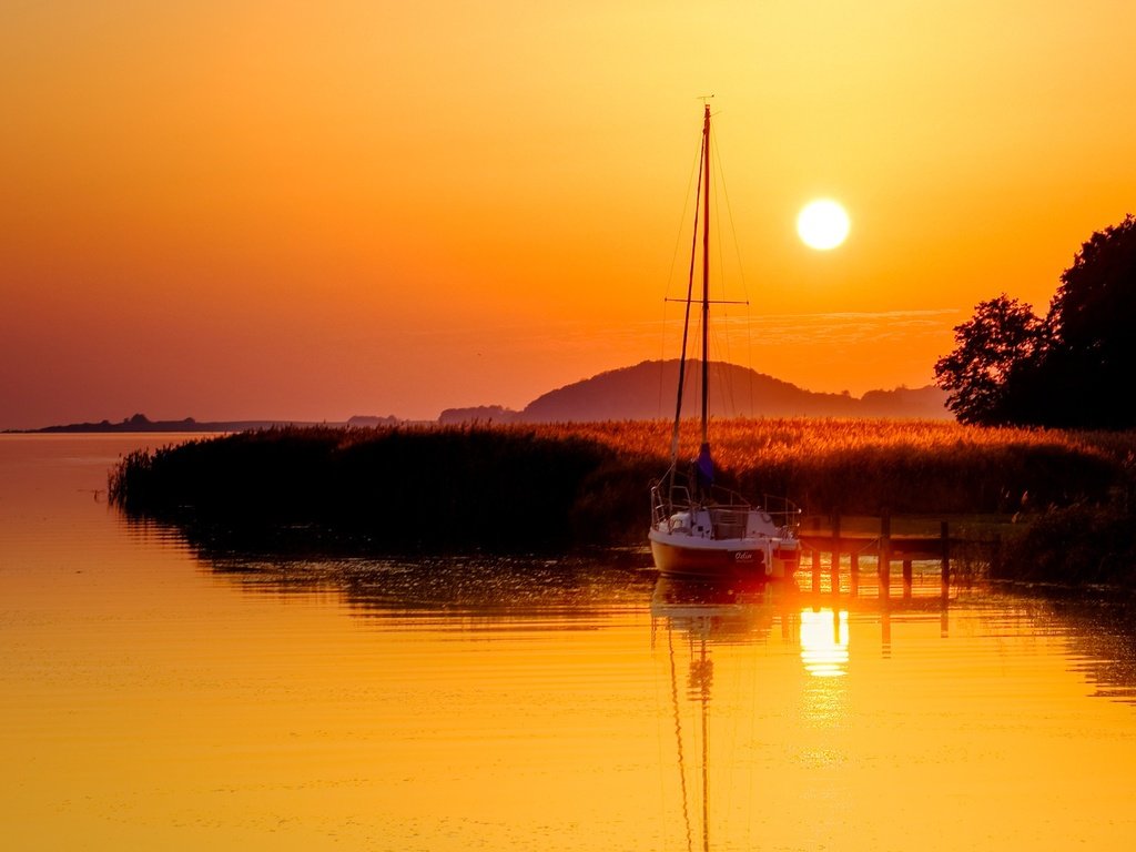 Обои озеро, горы, солнце, закат, яхта, lake, mountains, the sun, sunset, yacht разрешение 1920x1264 Загрузить