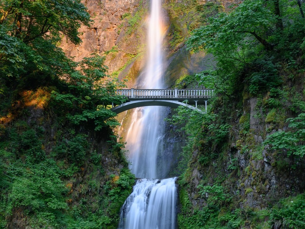 Обои свет, водопад, горы, скалы, зелень, ветки, листва, лето, мост, light, waterfall, mountains, rocks, greens, branches, foliage, summer, bridge разрешение 2880x1920 Загрузить