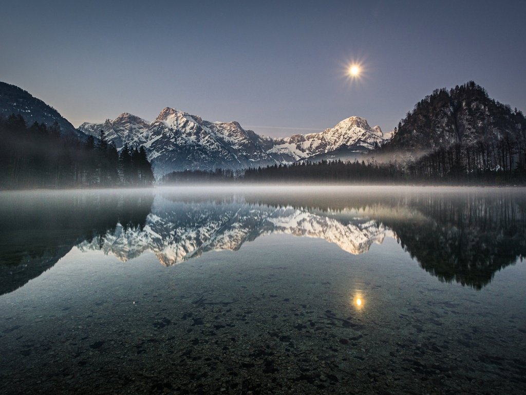 Обои озеро, горы, отражение, луна, австрия, альпы, almsee, озеро альмзе, lake alm, озеро альм, lake, mountains, reflection, the moon, austria, alps разрешение 2047x1195 Загрузить