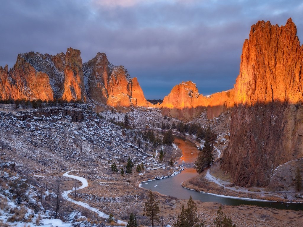 Обои свет, вечер, река, горы, скалы, снег, камни, утро, light, the evening, river, mountains, rocks, snow, stones, morning разрешение 2048x1366 Загрузить