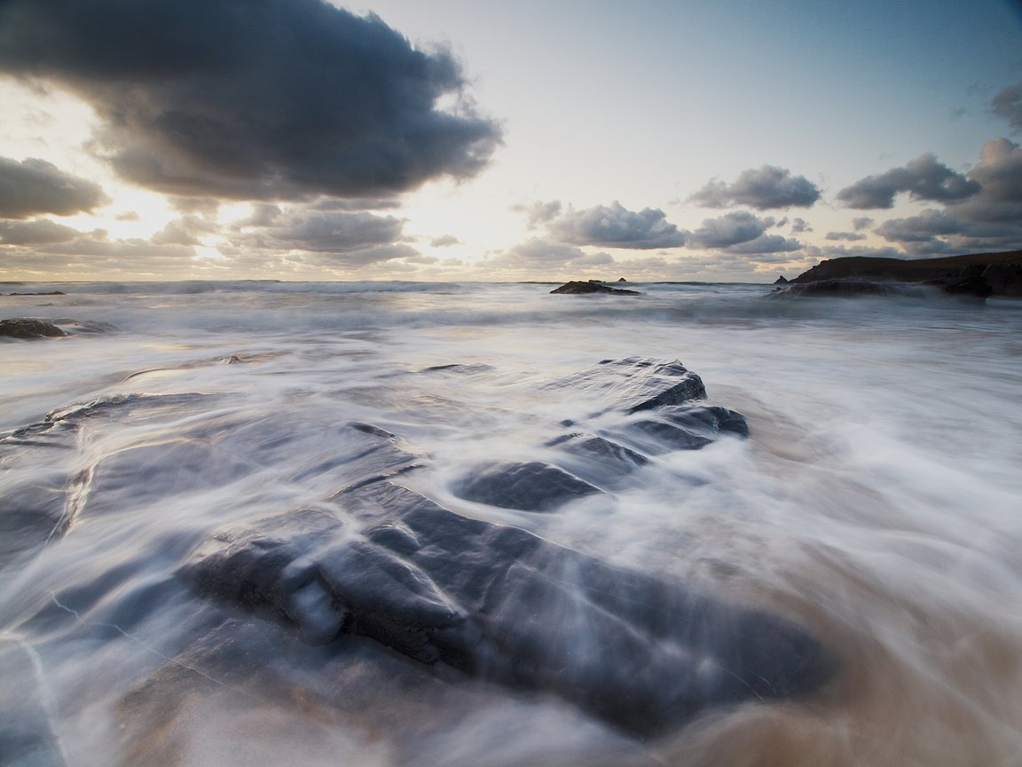 Обои облака, вода, камни, берег, море, clouds, water, stones, shore, sea разрешение 2560x1920 Загрузить