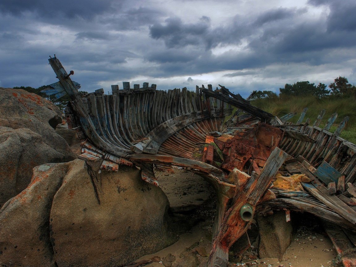 Обои облака, камни, лодка, останки, clouds, stones, boat, the remains разрешение 1920x1200 Загрузить