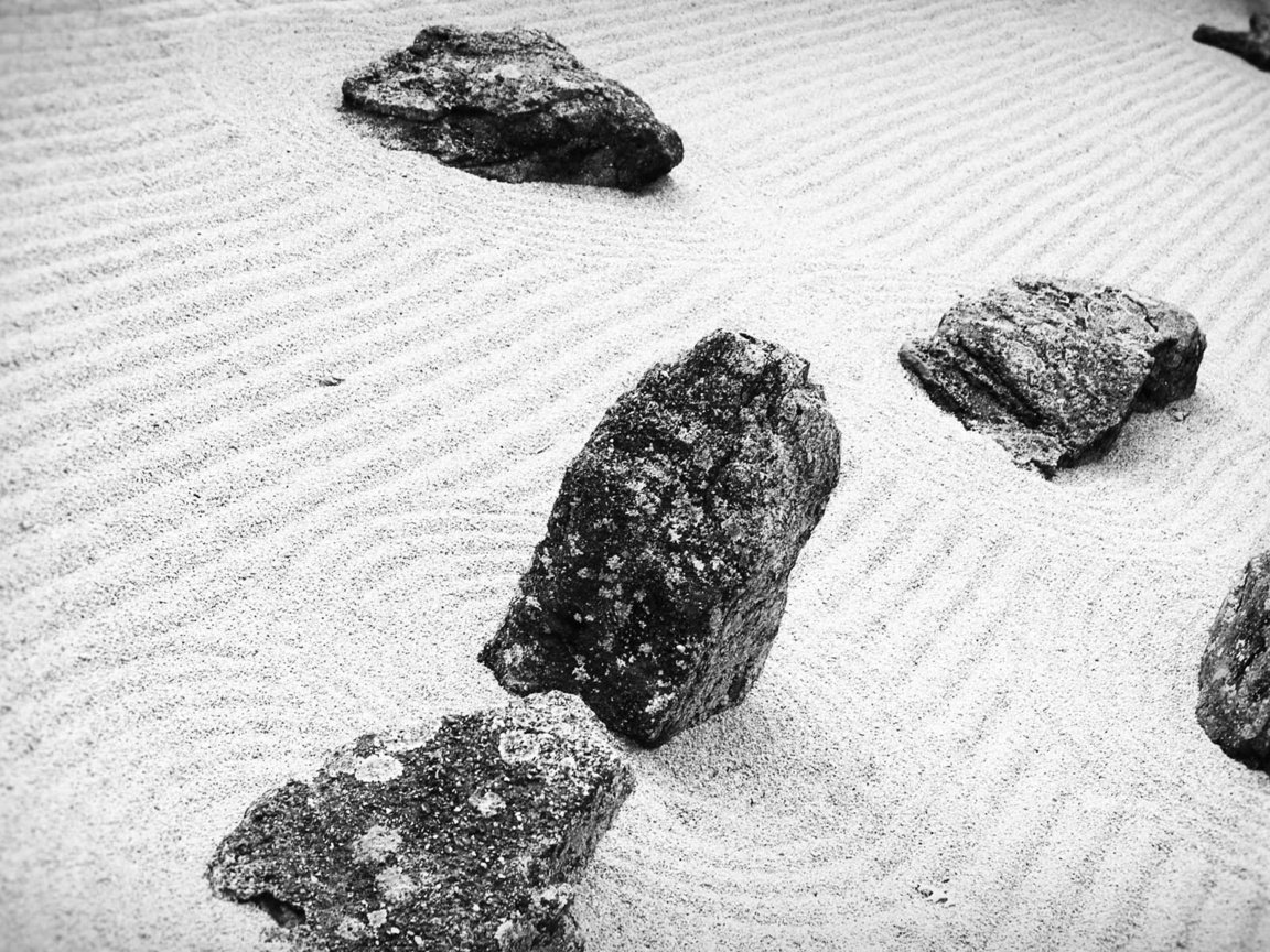 Обои камни, песок, черно-белая, stones, sand, black and white разрешение 1920x1200 Загрузить