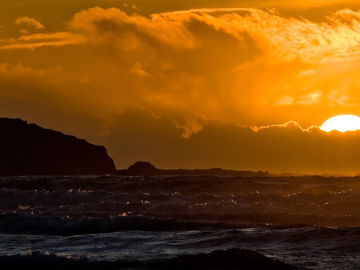 Обои небо, облака, скалы, волны, закат, море, the sky, clouds, rocks, wave, sunset, sea разрешение 3200x1200 Загрузить