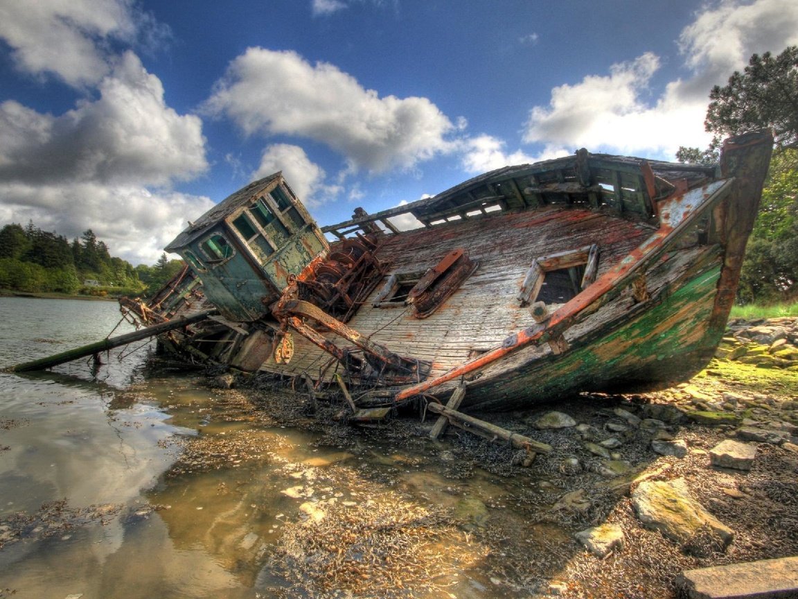 Обои небо, река, камни, берег, корабль, крушение, баркас, the sky, river, stones, shore, ship, the crash, barkas разрешение 1920x1200 Загрузить