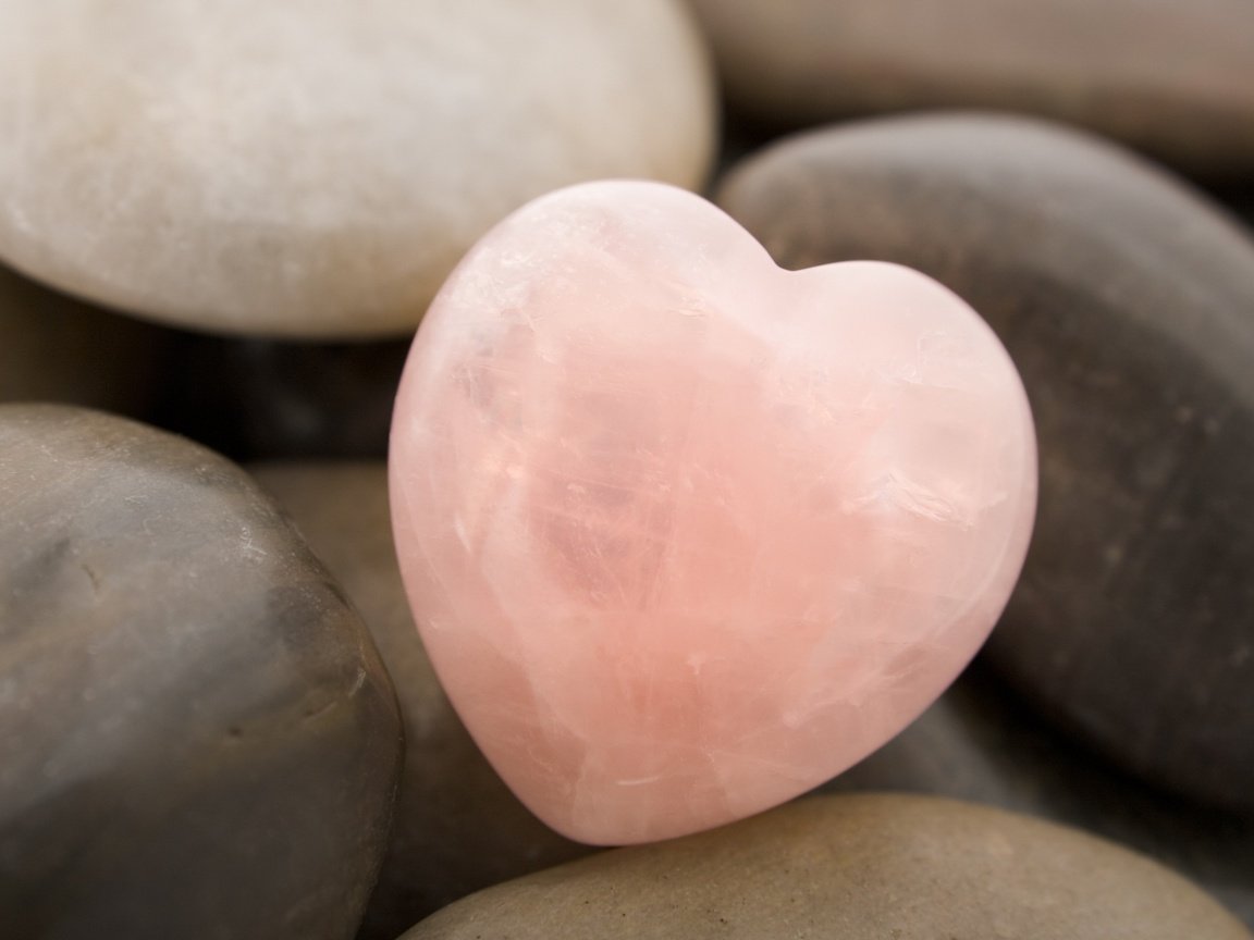 Обои сердечко, сердце, камень, розовый, крупным планом, heart, stone, pink, closeup разрешение 2560x1600 Загрузить