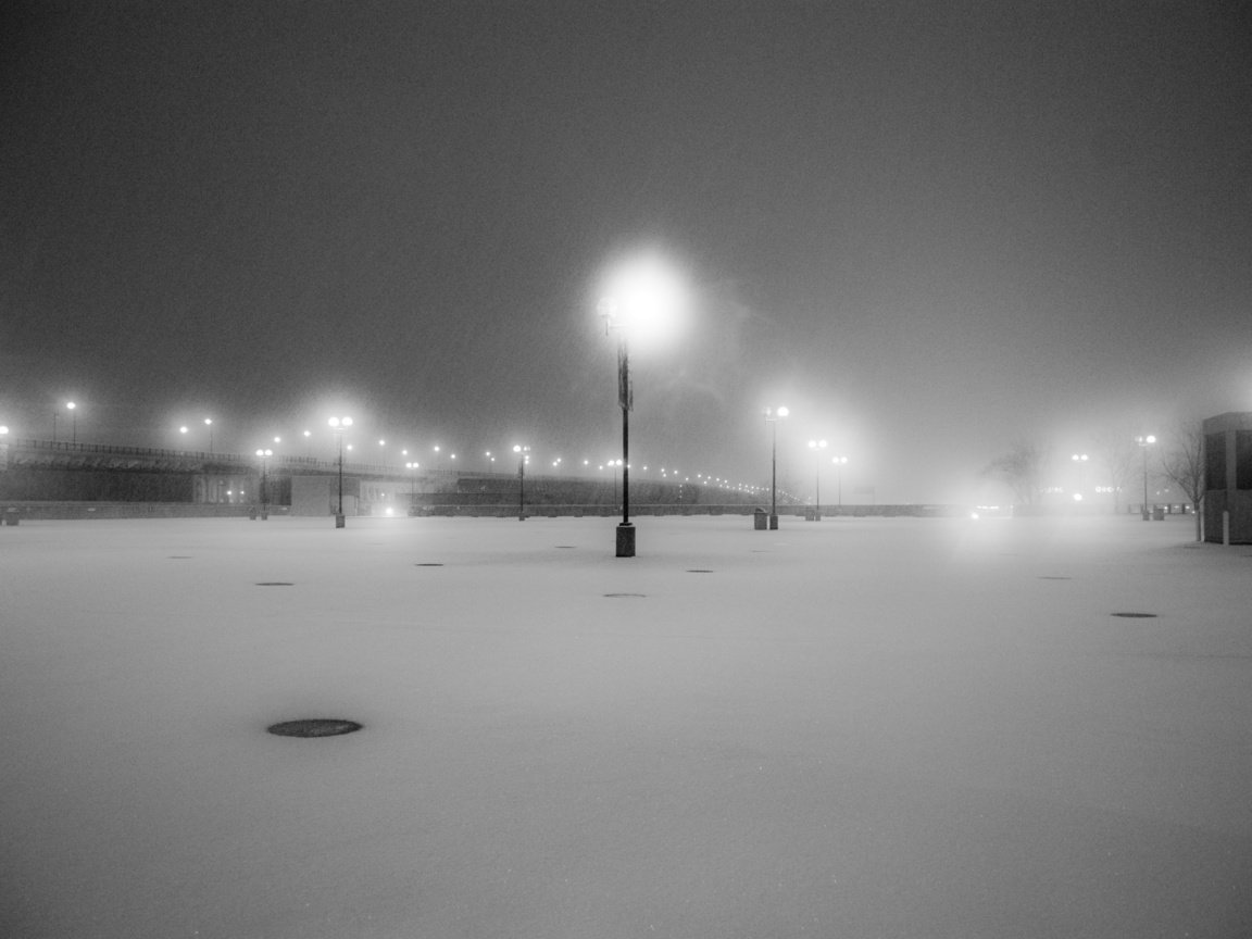 Обои фонари, снег, чб, lights, snow, bw разрешение 3872x2592 Загрузить