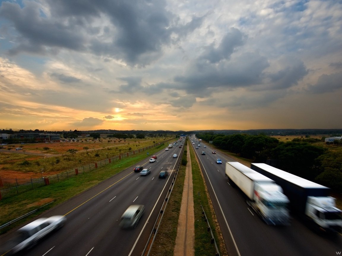 Обои дорога, облака, машины, шоссе, road, clouds, machine, highway разрешение 1920x1440 Загрузить