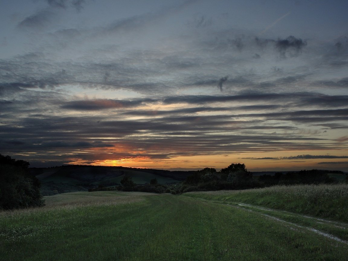 Обои дорога, трава, облака, холмы, закат, road, grass, clouds, hills, sunset разрешение 1920x1440 Загрузить