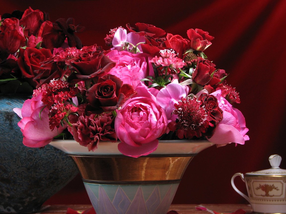 Обои цветы, композиция, розы, гвоздики, лепестки, красные, букет, розовые, ваза, натюрморт, flowers, composition, roses, clove, petals, red, bouquet, pink, vase, still life разрешение 1920x1200 Загрузить
