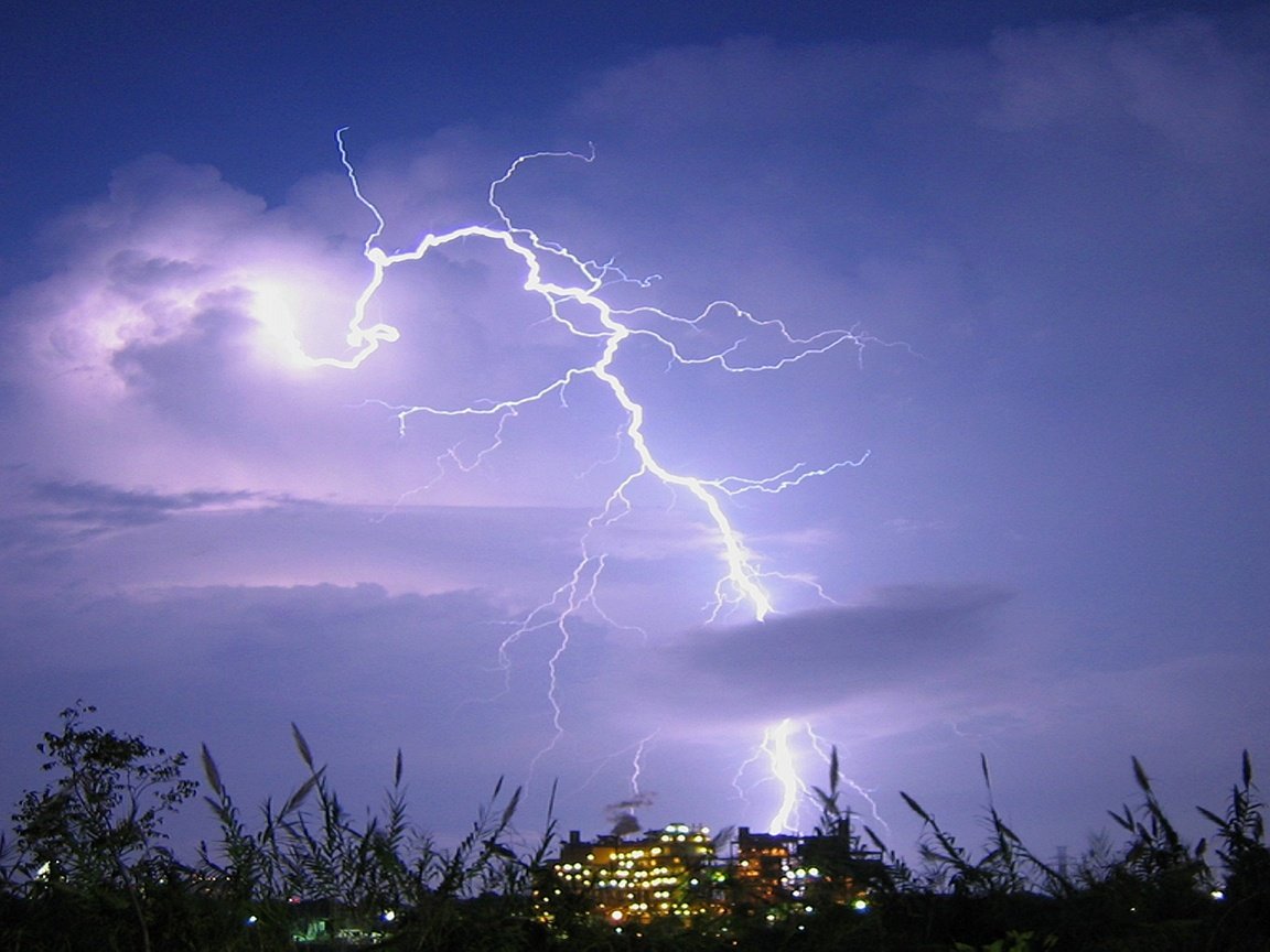 Обои небо, трава, молния, гроза, огни города, the sky, grass, lightning, the storm разрешение 1920x1080 Загрузить