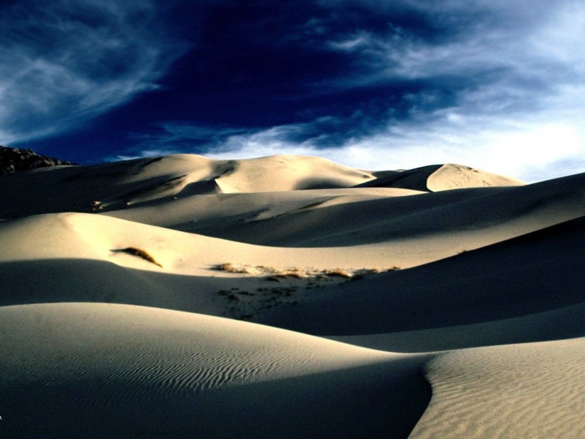 Обои небо, облака, горы, линии, песок, пустыня, тени, дюны, the sky, clouds, mountains, line, sand, desert, shadows, dunes разрешение 1920x1080 Загрузить