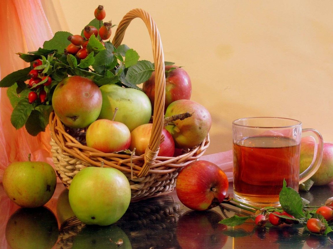 Обои фрукты, яблоки, шиповник, ягоды, чай, натюрморт, fruit, apples, briar, berries, tea, still life разрешение 1920x1200 Загрузить