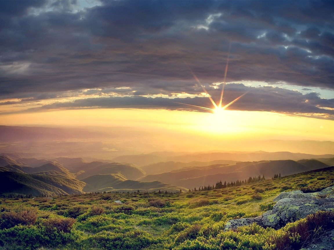 Обои трава, горы, солнце, холмы, камни, закат, тучи, пейзаж, grass, mountains, the sun, hills, stones, sunset, clouds, landscape разрешение 2560x1600 Загрузить