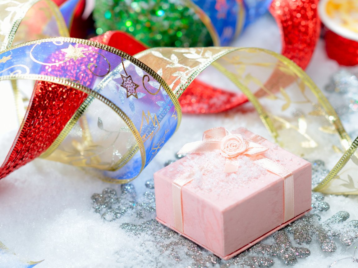 Обои новый год, бантик, подарки, с новым годом, блеск, розовый, лента, подарок, праздник, ленты, блестки, sequins, new year, bow, gifts, happy new year, shine, pink, tape, gift, holiday разрешение 2560x1600 Загрузить