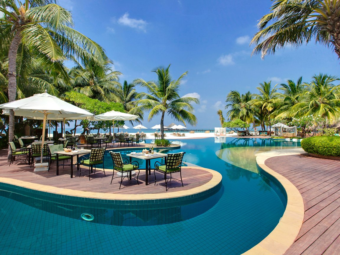 Обои пальмы, бассейн, шезлонги, столик, мальдивы, мальдивские о-ва, palm trees, pool, sun loungers, table, the maldives, maldives разрешение 5000x3333 Загрузить