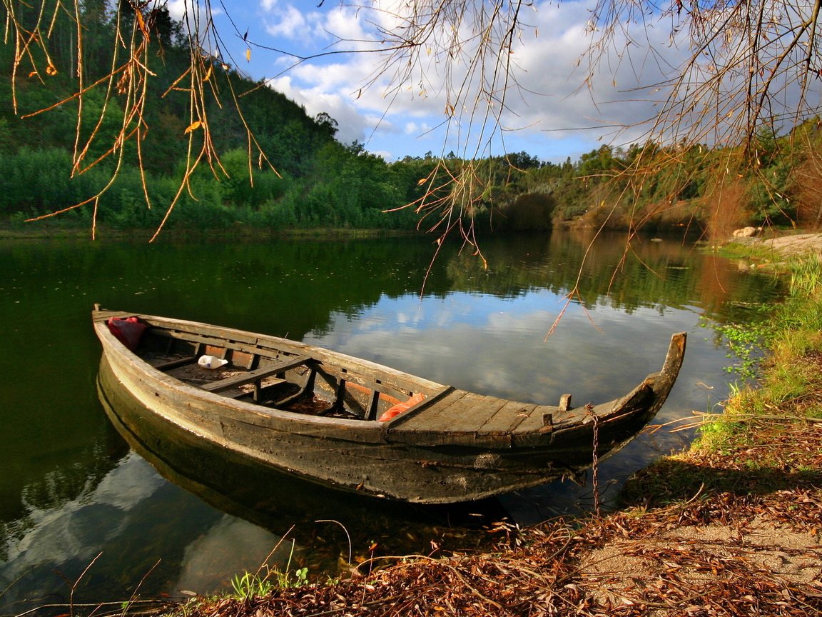 Обои небо, деревья, река, природа, берег, отражение, осень, лодка, the sky, trees, river, nature, shore, reflection, autumn, boat разрешение 2560x1600 Загрузить