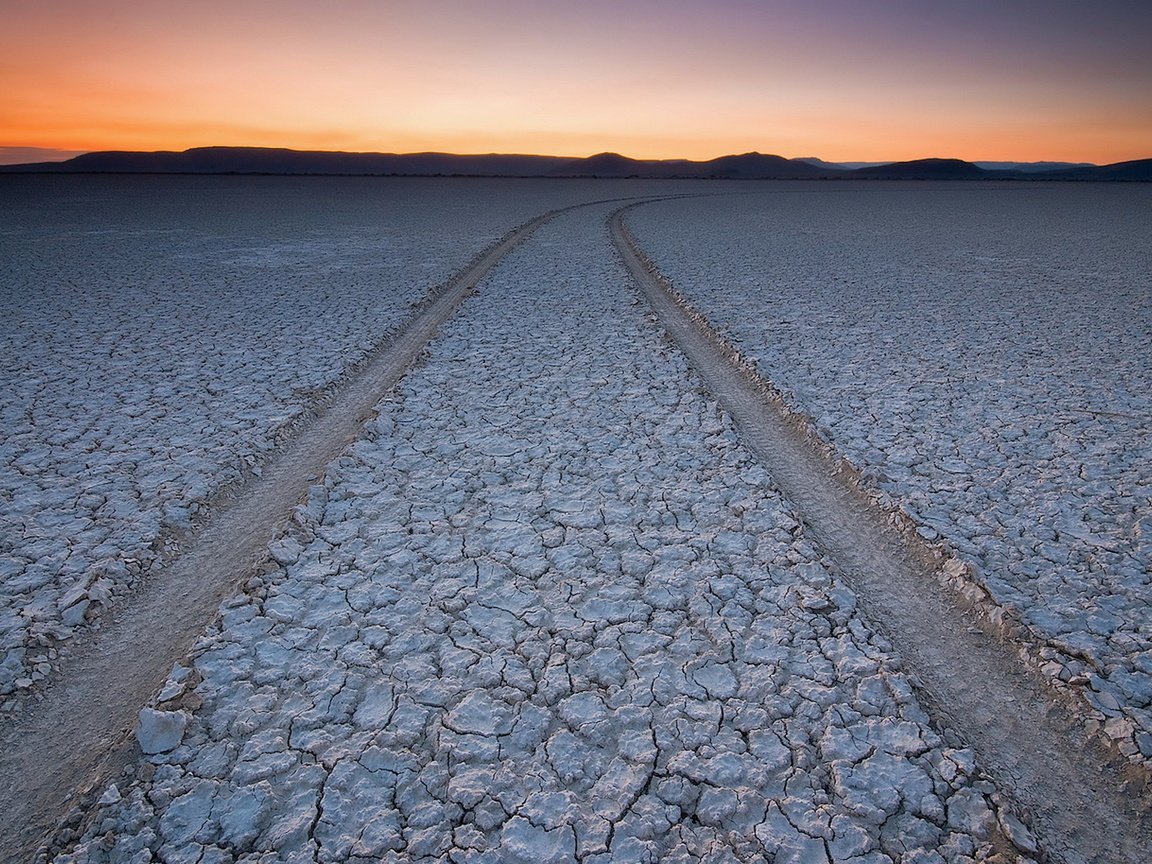 Обои дорога, земля, закат, пустыня, следы, шин, высохшая, road, earth, sunset, desert, traces, tires, dried разрешение 1920x1200 Загрузить