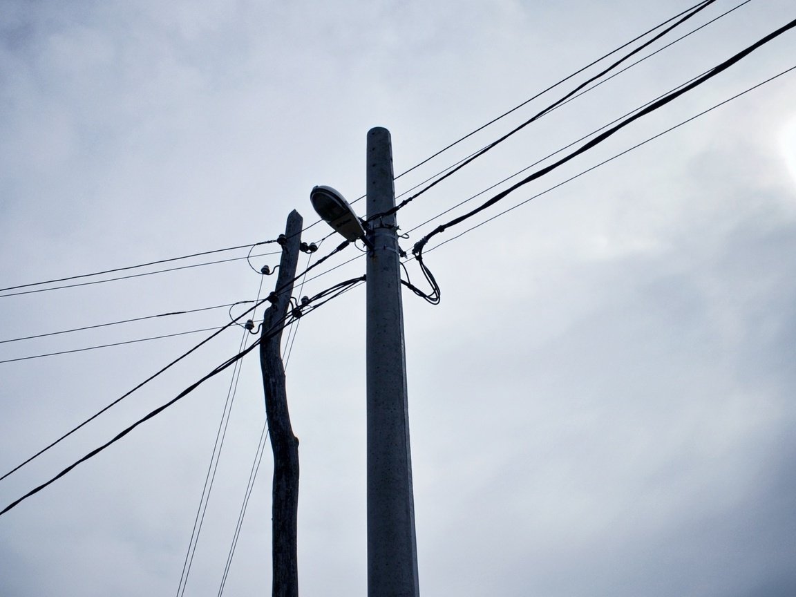 Обои небо, провода, столбы, лэп, nebo, provoda, stolby, линии электропередач, the sky, wire, posts, power lines, pionerskaya разрешение 1920x1080 Загрузить