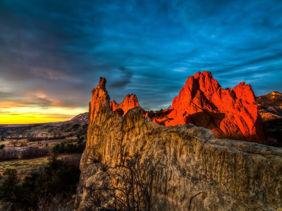 Обои небо, облака, горы, скалы, закат, колорадо, сад богов, the sky, clouds, mountains, rocks, sunset, colorado, garden of the gods разрешение 2048x1357 Загрузить