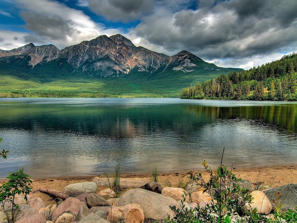 Обои pyramid mountain, in jasper national park, провинция альберта, alberta разрешение 2560x1600 Загрузить