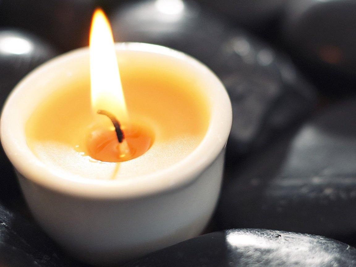 Обои широкоформатное фото свечи в стиле макро, wide angle photo of a candle in the macro style разрешение 2560x1600 Загрузить