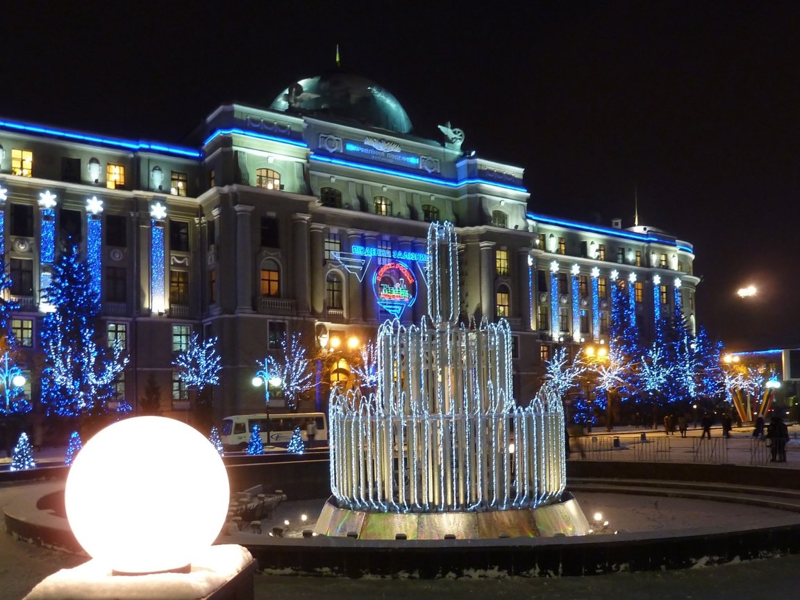 Обои город, фонтан, площадь, украина, харьков, привокзальная, the city, fountain, area, ukraine, kharkov, landside разрешение 2560x1440 Загрузить