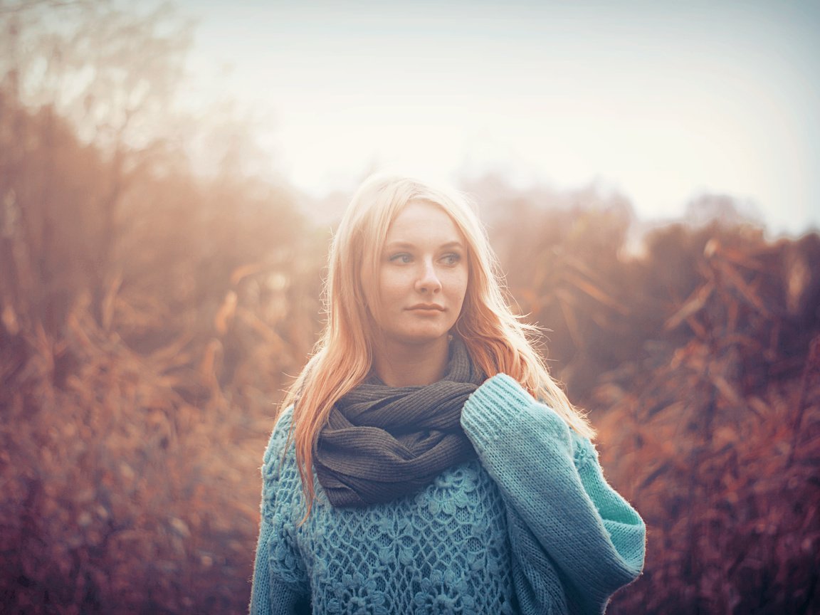 Обои природа, девушка, синий, блондинка, свитер, nature, girl, blue, blonde, sweater разрешение 3872x2592 Загрузить