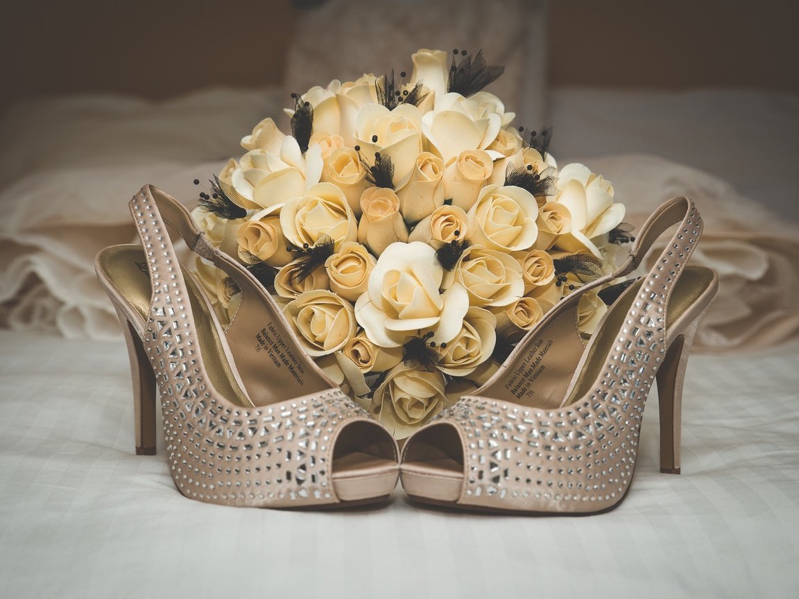 Обои цветы, розы, букет, свадьба, туфли, flowers, roses, bouquet, wedding, shoes разрешение 2048x1363 Загрузить