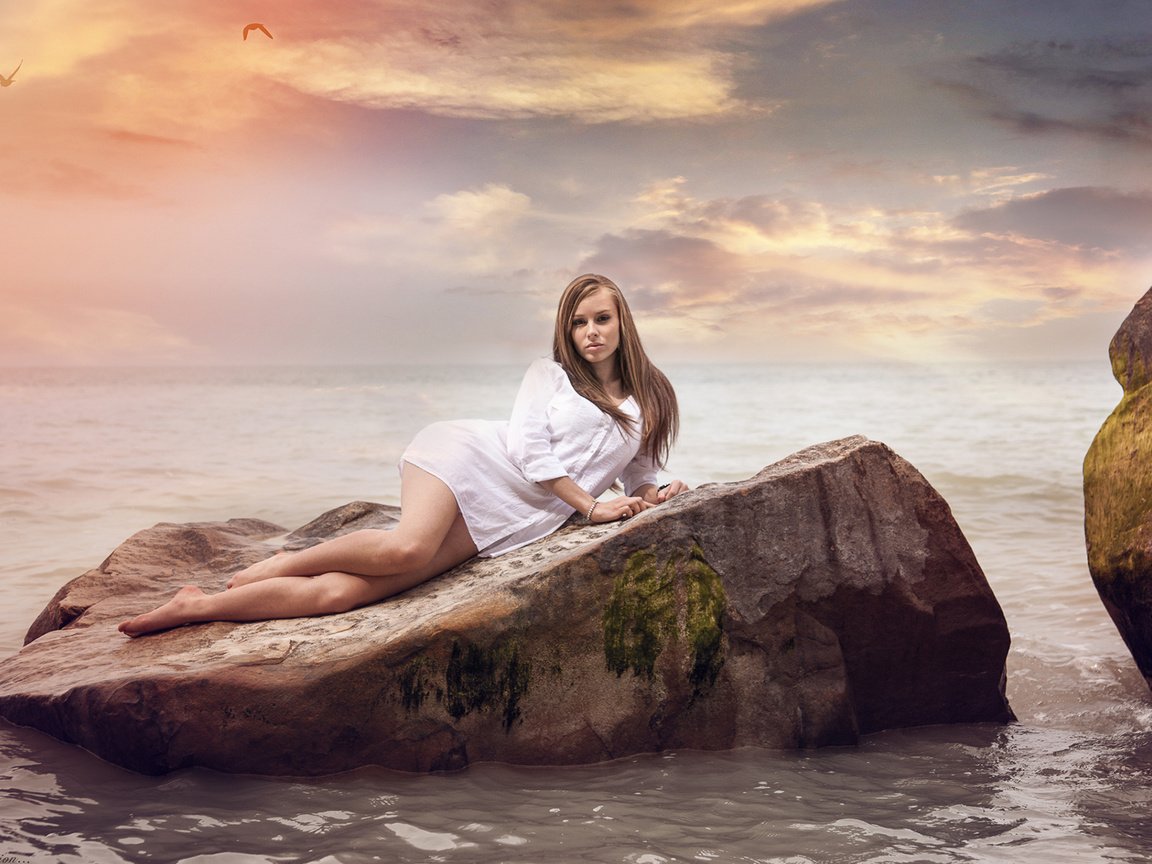 Девушка на Камне у моря