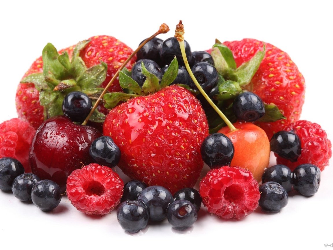 Обои малина, клубника, черешня, ягоды, белый фон, черника, raspberry, strawberry, cherry, berries, white background, blueberries разрешение 1920x1280 Загрузить