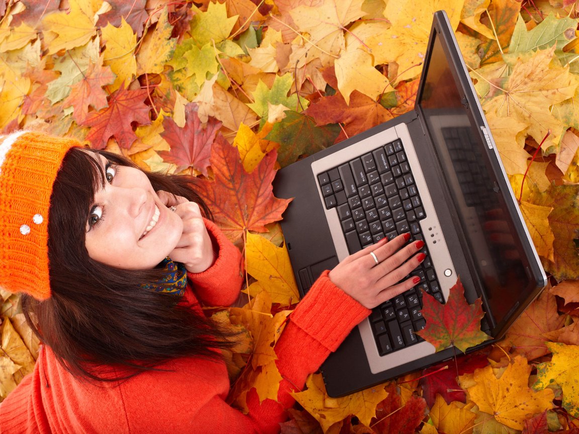 Обои листья, девушка, улыбка, осень, лицо, ноутбук, leaves, girl, smile, autumn, face, laptop разрешение 5406x3744 Загрузить