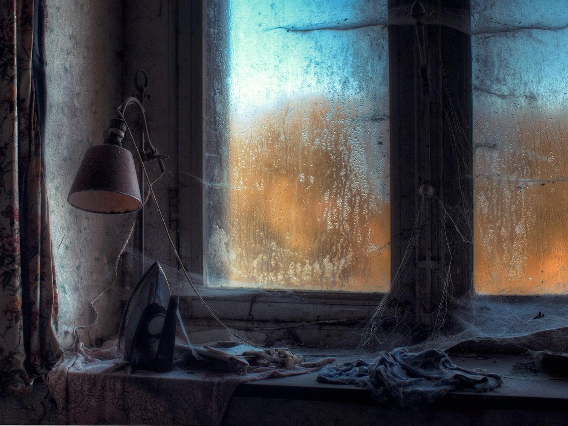 Обои лампа, окно, паутина, заброшеный, подоконник, утюг, тряпки, lamp, window, web, abandoned, sill, iron разрешение 2048x1365 Загрузить