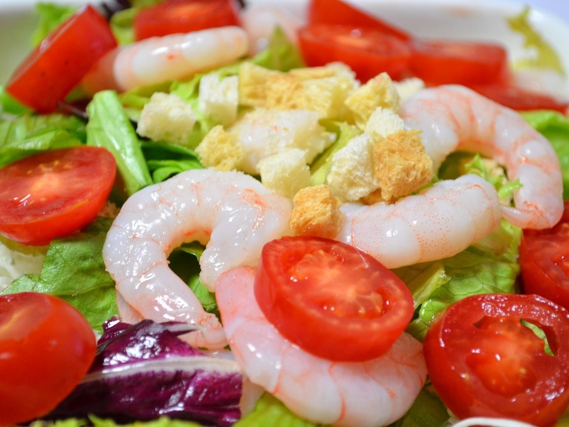 Обои овощи, помидоры, салат, морепродукты, креветки, сухарики, vegetables, tomatoes, salad, seafood, shrimp, crackers разрешение 1920x1271 Загрузить