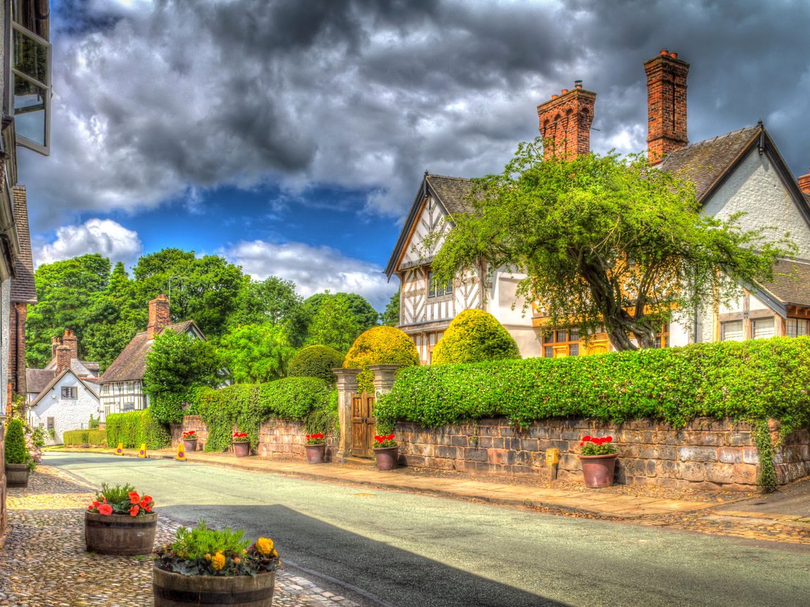 Обои цветы, облака, деревья, кусты, дома, улица, англия, little budworth, flowers, clouds, trees, the bushes, home, street, england разрешение 2394x1500 Загрузить