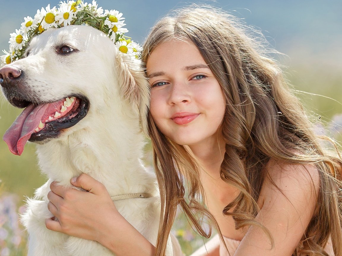 Обои цветы, улыбка, взгляд, собака, дети, девочка, венок, flowers, smile, look, dog, children, girl, wreath разрешение 5602x3400 Загрузить