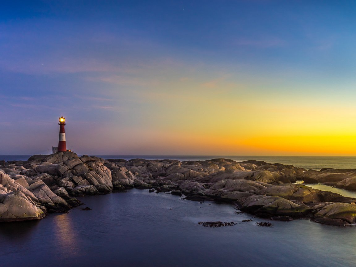 Обои небо, свет, закат, отражение, море, маяк, горизонт, the sky, light, sunset, reflection, sea, lighthouse, horizon разрешение 2048x1152 Загрузить