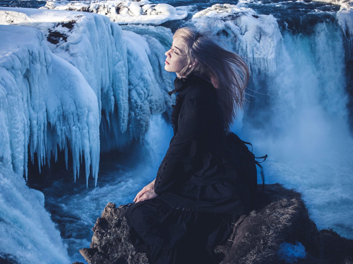 Обои солнце, снег, девушка, лёд, камень, исландия, godafoss, the sun, snow, girl, ice, stone, iceland разрешение 2048x1384 Загрузить