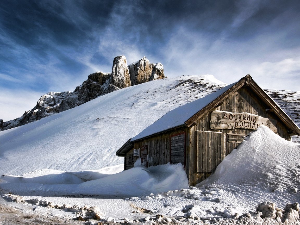 Дом в снежных горах