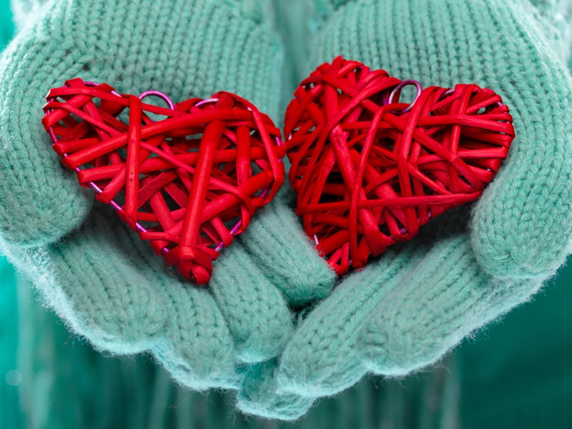 Обои зима, сердце, любовь, руки, сердечки, перчатки, winter, heart, love, hands, hearts, gloves разрешение 4050x2700 Загрузить