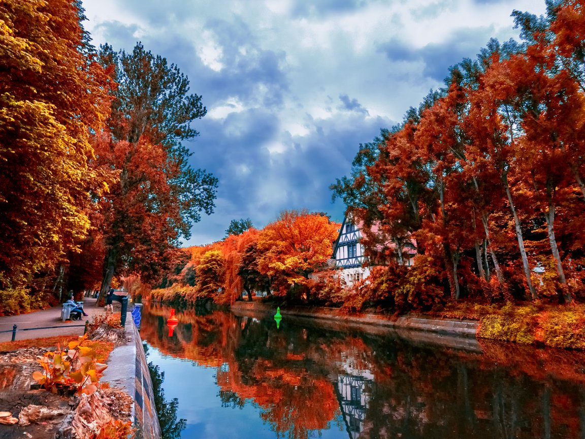 Обои деревья, река, листья, отражение, пейзаж, осень, красота, домик, trees, river, leaves, reflection, landscape, autumn, beauty, house разрешение 4142x2012 Загрузить